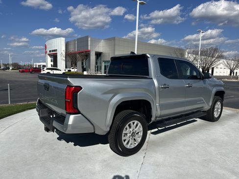Used 2024 Toyota Tacoma SR5 w/ SR5 Upgrade Package image 23