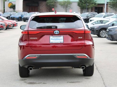 Used 2024 Toyota Venza XLE image 6