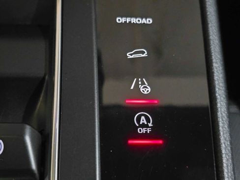 Used 2024 Porsche Macan AWD/4WD image 35