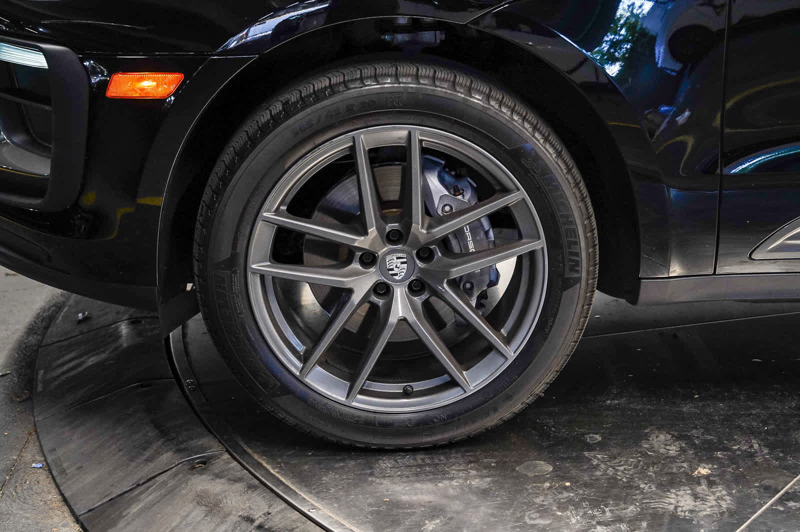 Used 2025 Porsche Macan Turbo AWD/4WD image 9