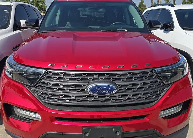 Used 2022 Ford Explorer XLT w/ Equipment Group 202A AWD/4WD image 2