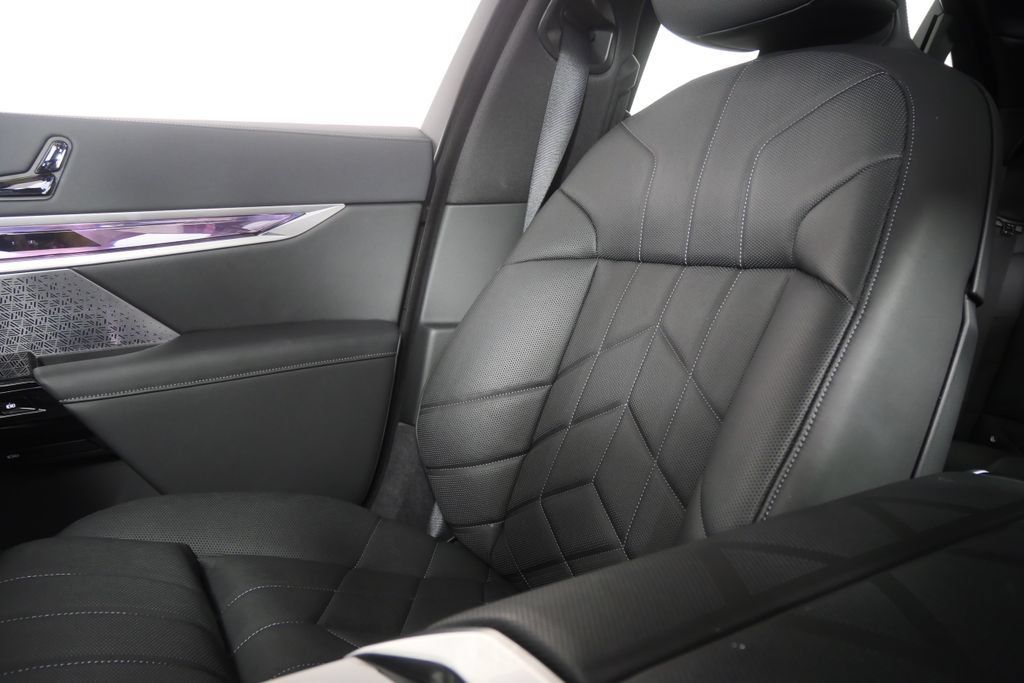 Used 2026 BMW 750e xDrive w/ Executive Package AWD/4WD image 27