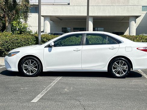 Used 2015 Toyota Camry SE image 2
