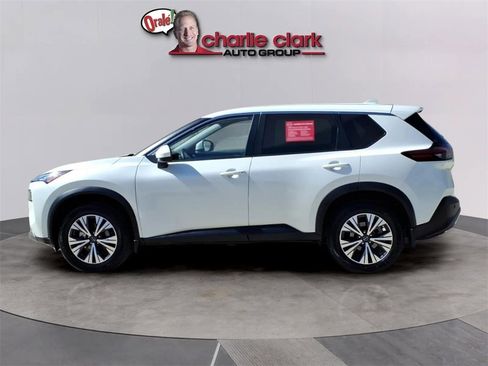 Used 2023 Nissan Rogue SV image 2