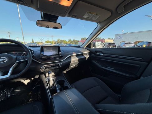 Used 2025 Nissan Altima 2.5 SV FWD image 35