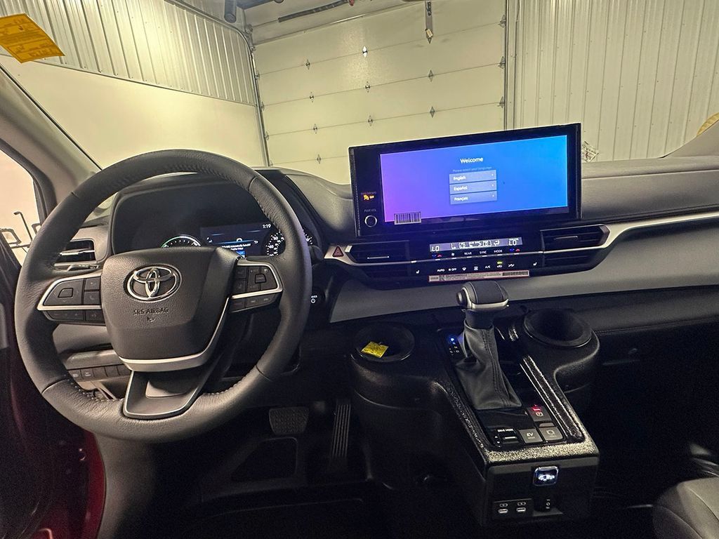 Used 2026 Toyota Sienna XLE FWD image 38
