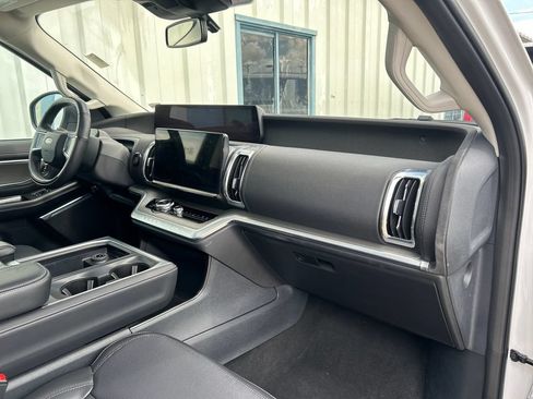 Used 2025 Ford Expedition Platinum AWD/4WD image 27