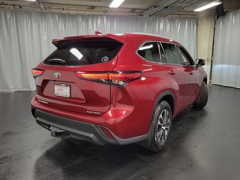 Used 2022 Toyota Highlander XLE AWD/4WD image 8