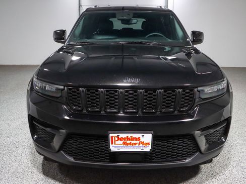 Used 2023 Jeep Grand Cherokee Altitude image 4