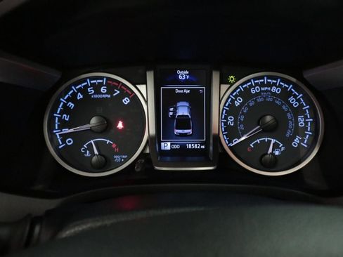 Used 2021 Toyota Tacoma Limited image 21