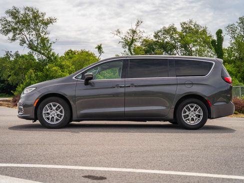 Used 2023 Chrysler Pacifica Touring-L FWD image 4