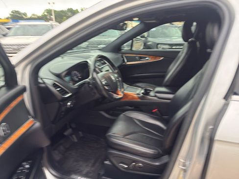 Used 2016 Lincoln MKX Reserve w/ Climate Package FWD image 12