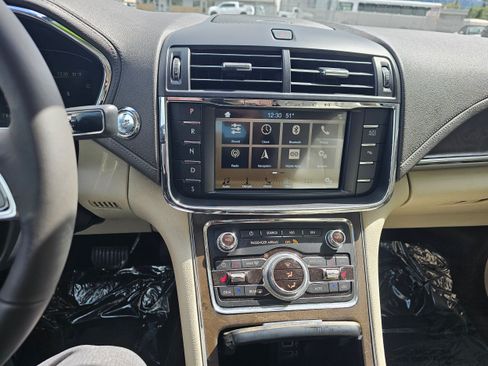 Used 2017 Lincoln Continental Select FWD image 13