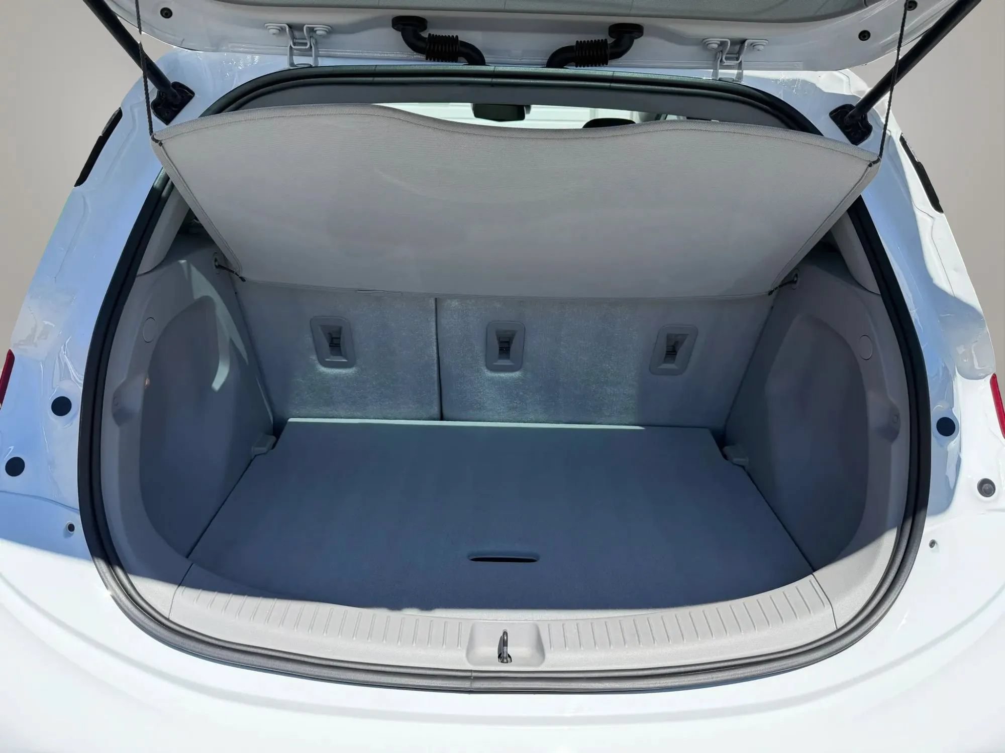 Used 2019 Chevrolet Bolt Premier w/ Infotainment Package FWD image 31