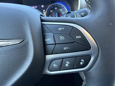 Used 2024 Chrysler Pacifica Touring-L image 22