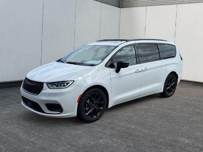 Used 2025 Chrysler Pacifica Limited