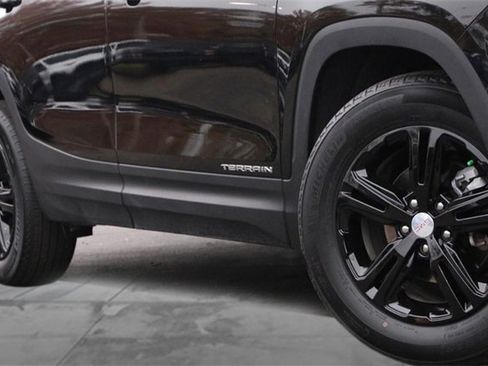 Used 2024 GMC Terrain SLE image 3