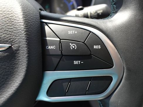 Used 2018 Chrysler Pacifica Touring-L FWD image 16