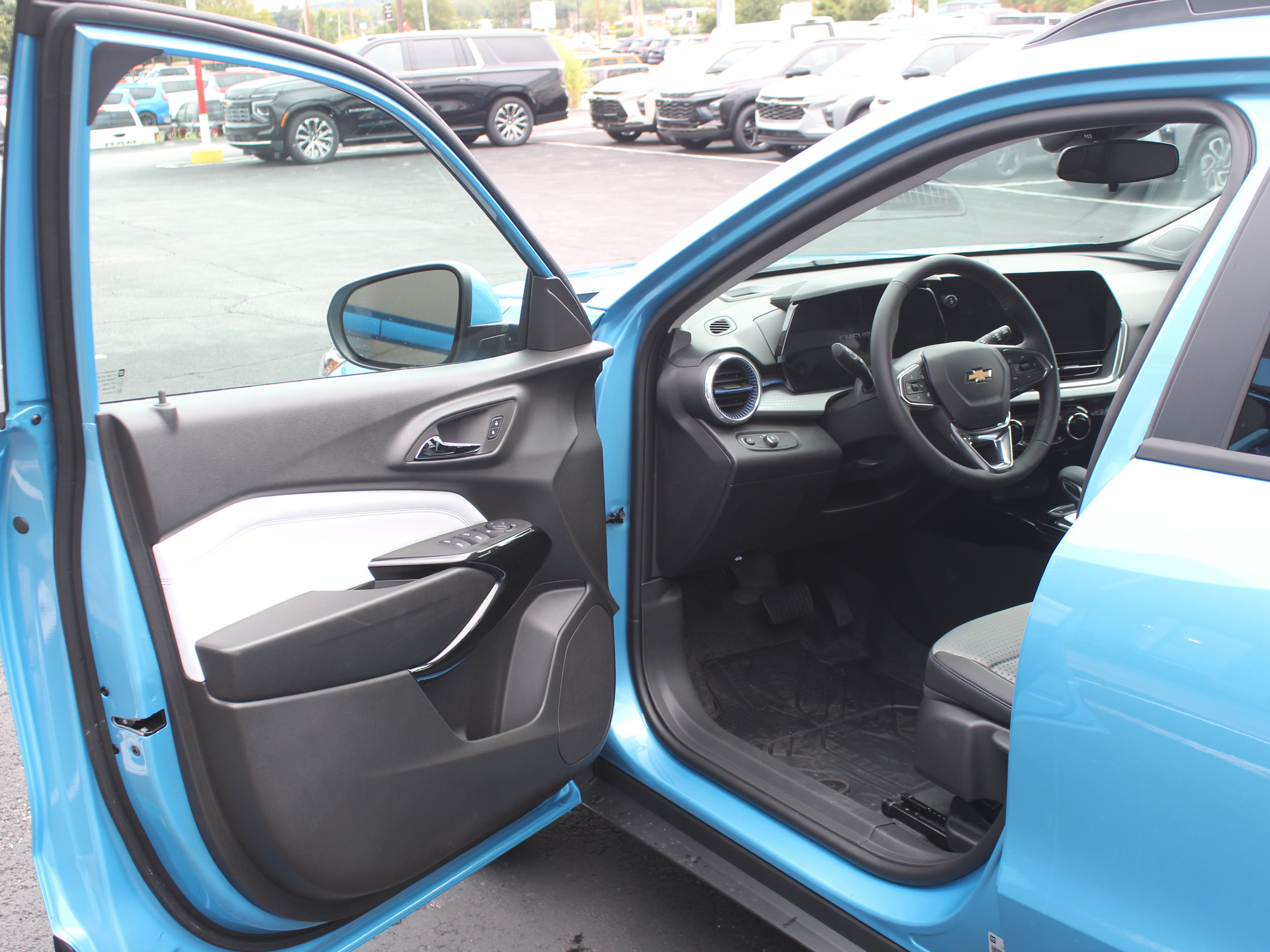 New 2026 Chevrolet Trax LT w/ LT Convenience Package FWD image 24