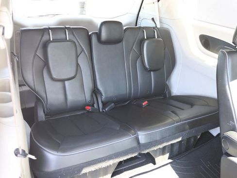 Used 2020 Chrysler Pacifica Limited FWD image 22