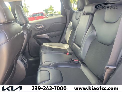 Used 2019 Jeep Cherokee Latitude Plus FWD image 14