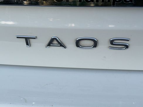 Used 2023 Volkswagen Taos SE w/ Panoramic Sunroof Package FWD image 11