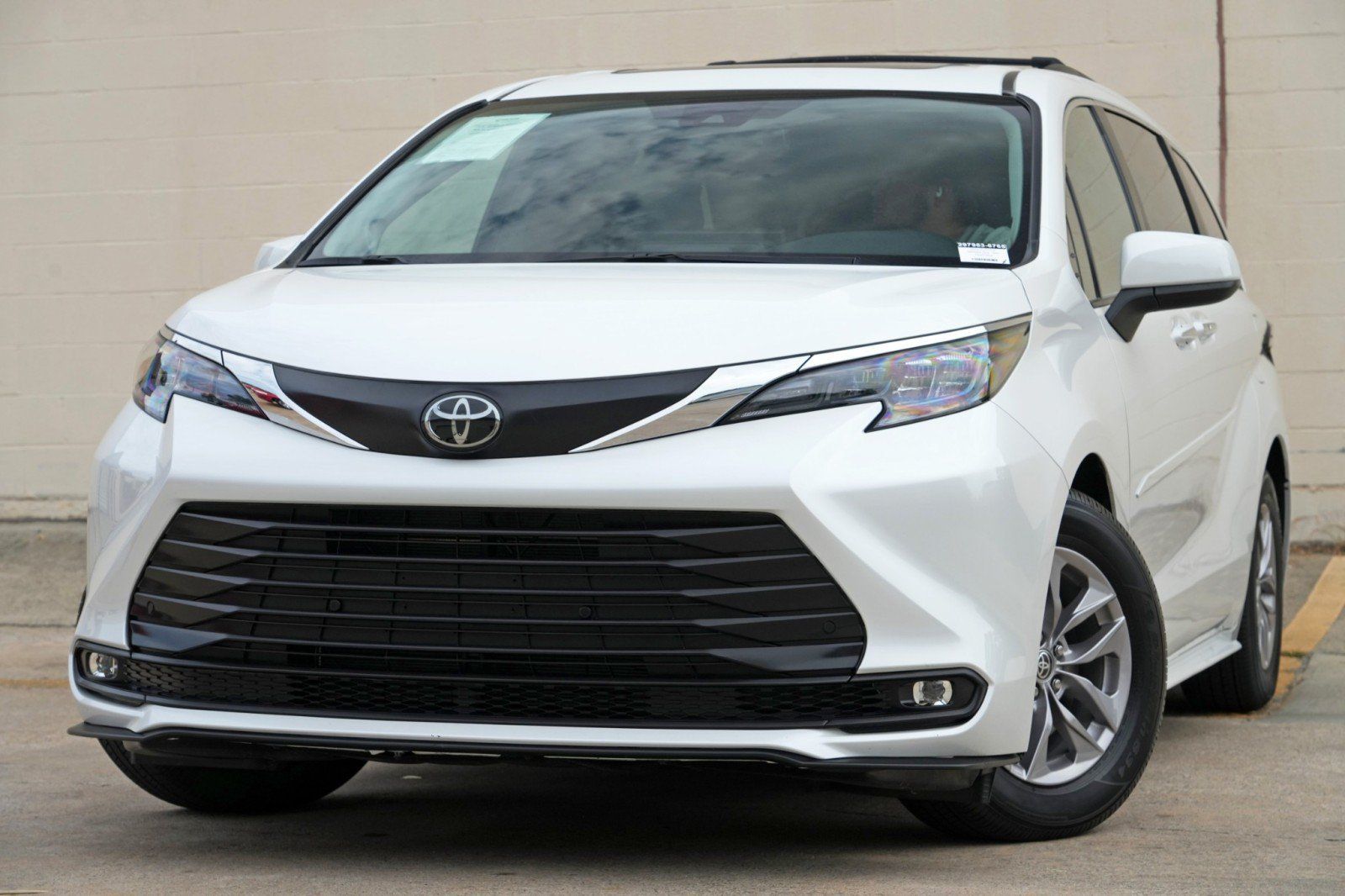 Used 2026 Toyota Sienna XLE FWD image 3