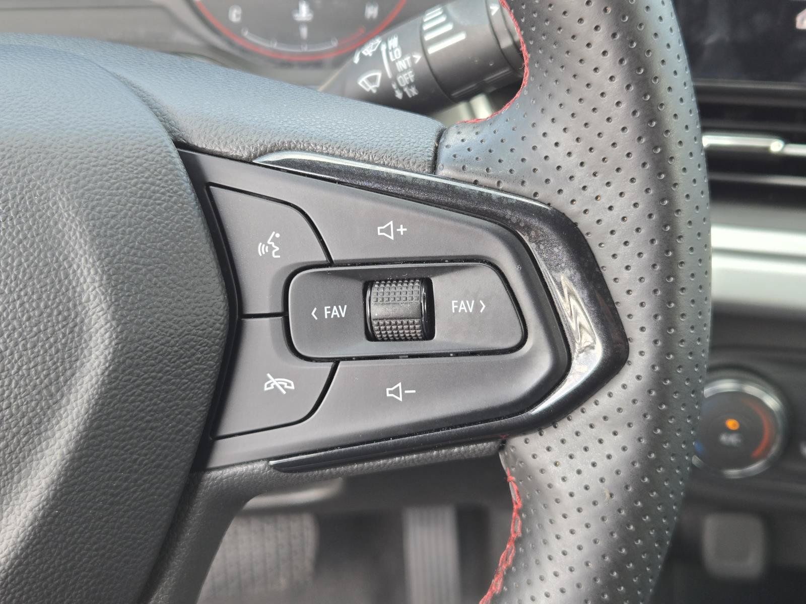 Used 2024 Chevrolet Trax RS w/ Sunroof Package FWD image 17