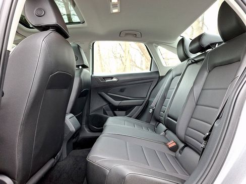 Used 2022 Volkswagen Jetta SE w/ Panoramic Sunroof Package image 10