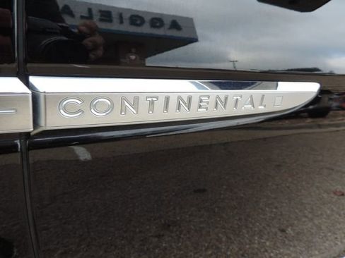 Used 2018 Lincoln Continental Select image 11