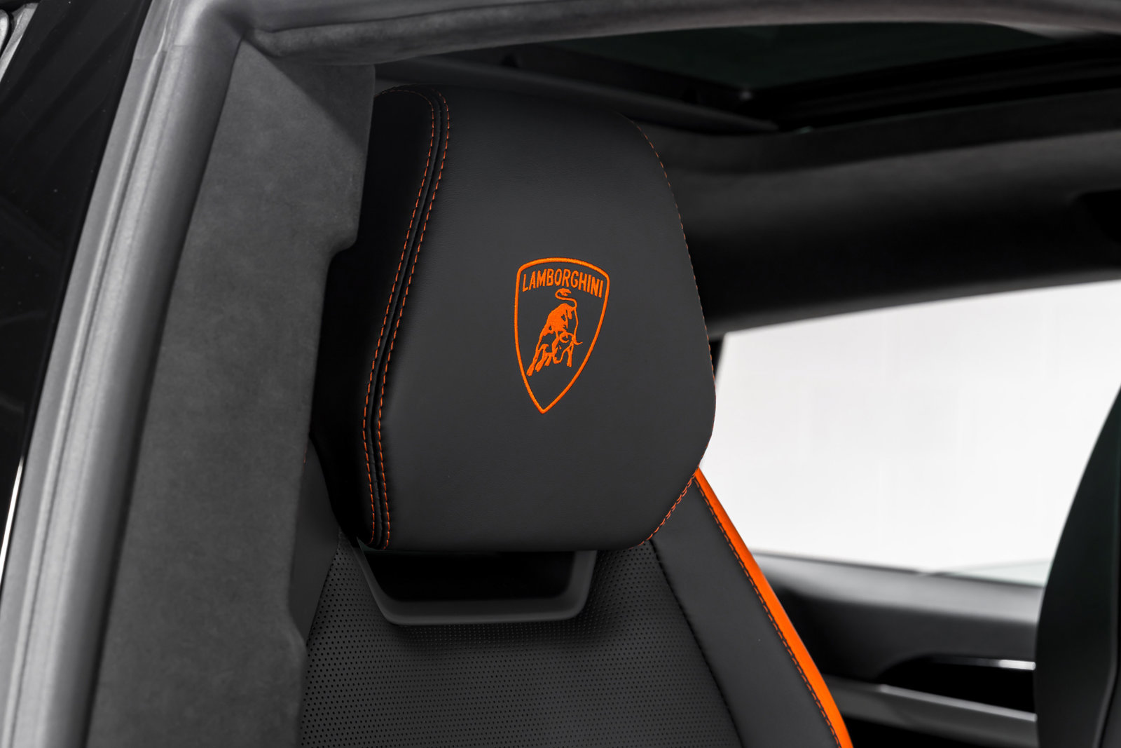 Used 2025 Lamborghini Urus SE AWD/4WD image 41