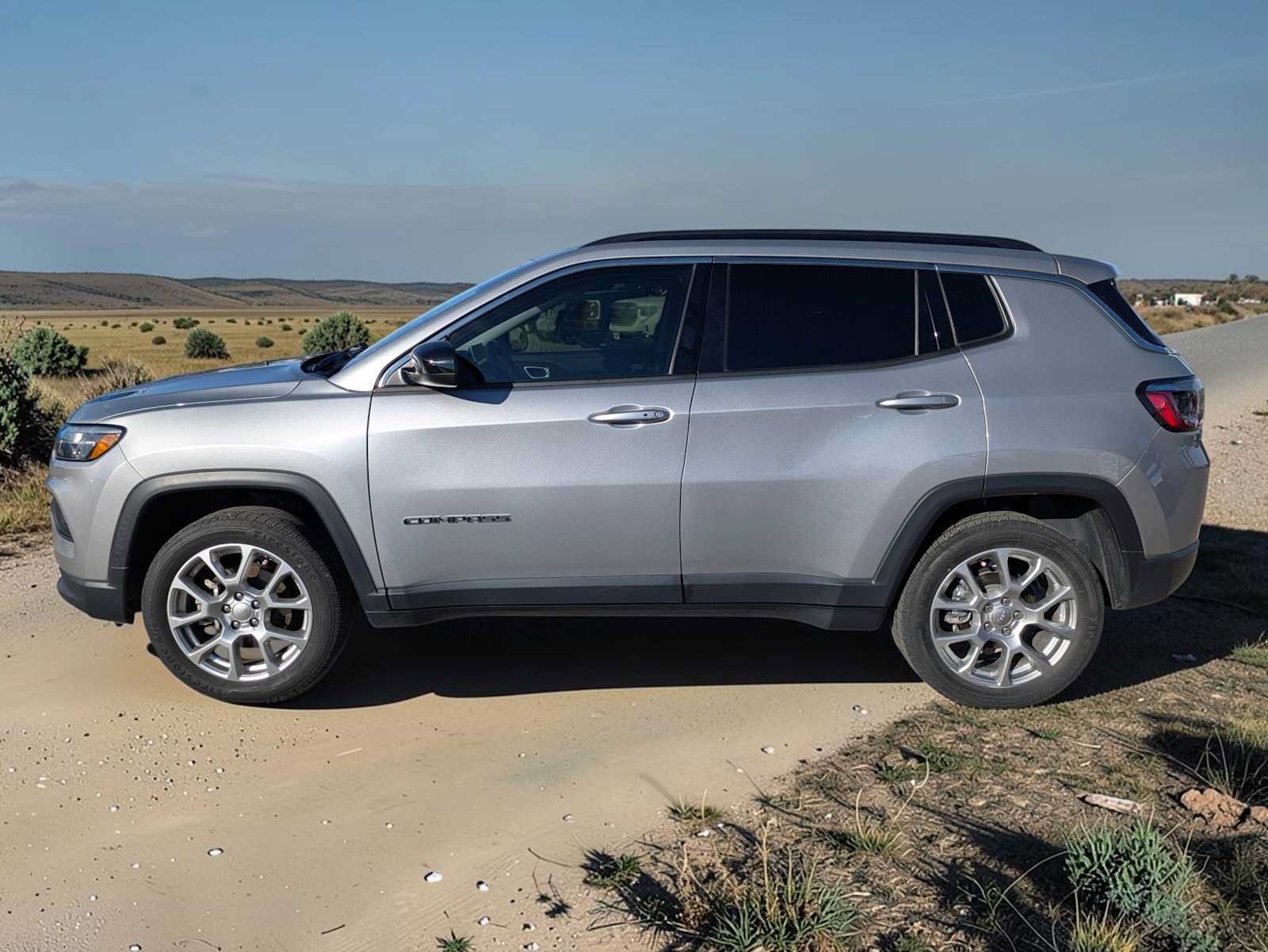 Used 2022 Jeep Compass Latitude AWD/4WD image 3