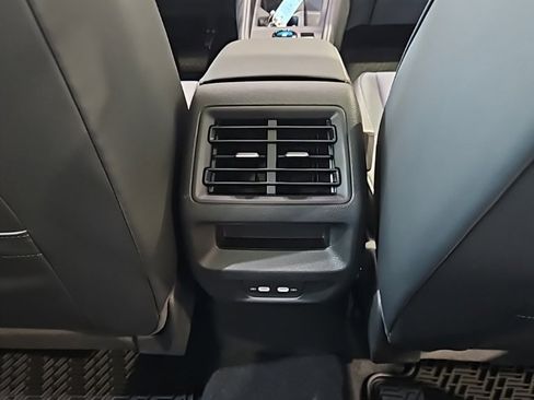 New 2025 Volkswagen Tiguan SE image 18