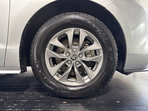 Used 2025 Toyota Sienna XLE FWD image 9