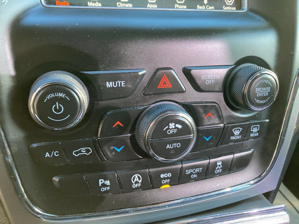 Used 2020 Jeep Grand Cherokee Laredo AWD/4WD image 27