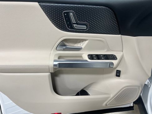 Used 2025 Mercedes-Benz GLB 250 4MATIC image 18