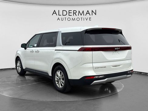 Used 2022 Kia Carnival LX FWD image 3