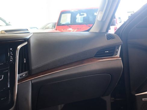 Used 2019 Cadillac Escalade ESV Luxury RWD image 30