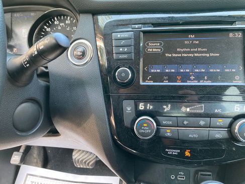 Used 2018 Nissan Rogue SV image 21