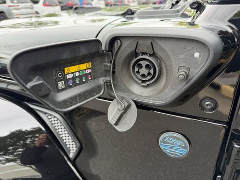 Certified 2025 Jeep Wrangler Unlimited Sahara AWD/4WD image 18