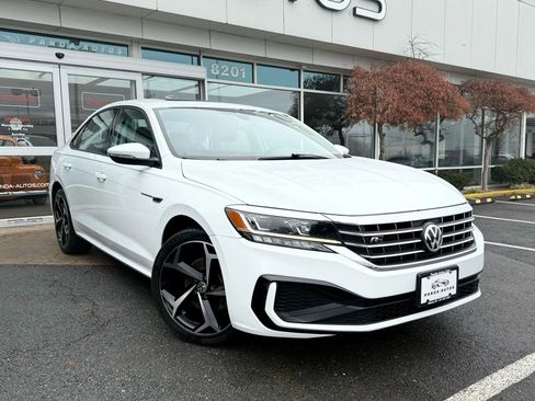 Used 2020 Volkswagen Passat 2.0T R-Line FWD image 1