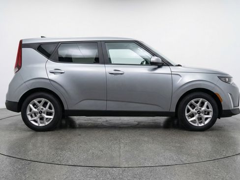 Used 2025 Kia Soul LX w/ LX Technology Package image 11