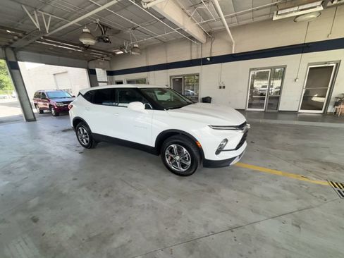 Used 2025 Chevrolet Blazer LT FWD image 2