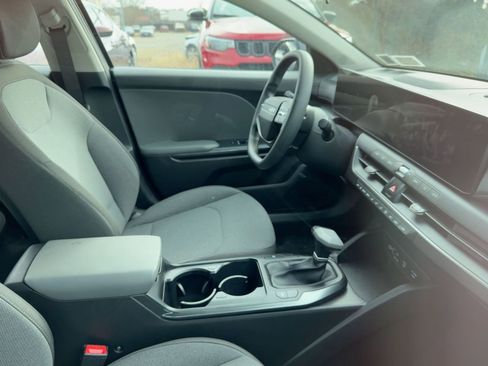 Used 2025 Kia K4 LXS image 10