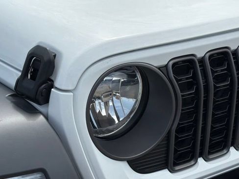 Used 2024 Jeep Gladiator Sport AWD/4WD image 30