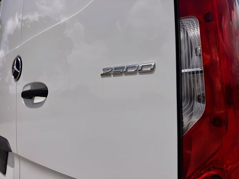 Used 2025 Mercedes-Benz Sprinter 2500 image 32