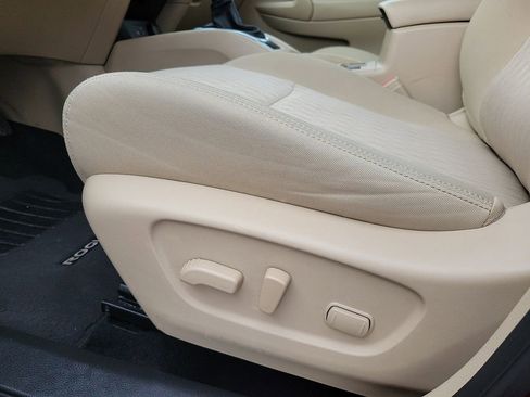 Used 2020 Nissan Rogue SV image 12