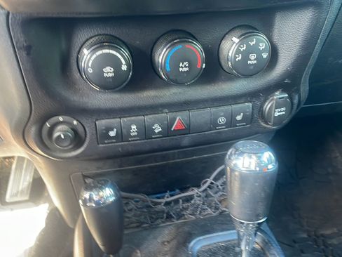 Used 2016 Jeep Wrangler Unlimited Sahara AWD/4WD image 15