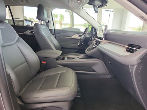 Used 2025 Ford Explorer Active w/ Active Comfort Package RWD image 20