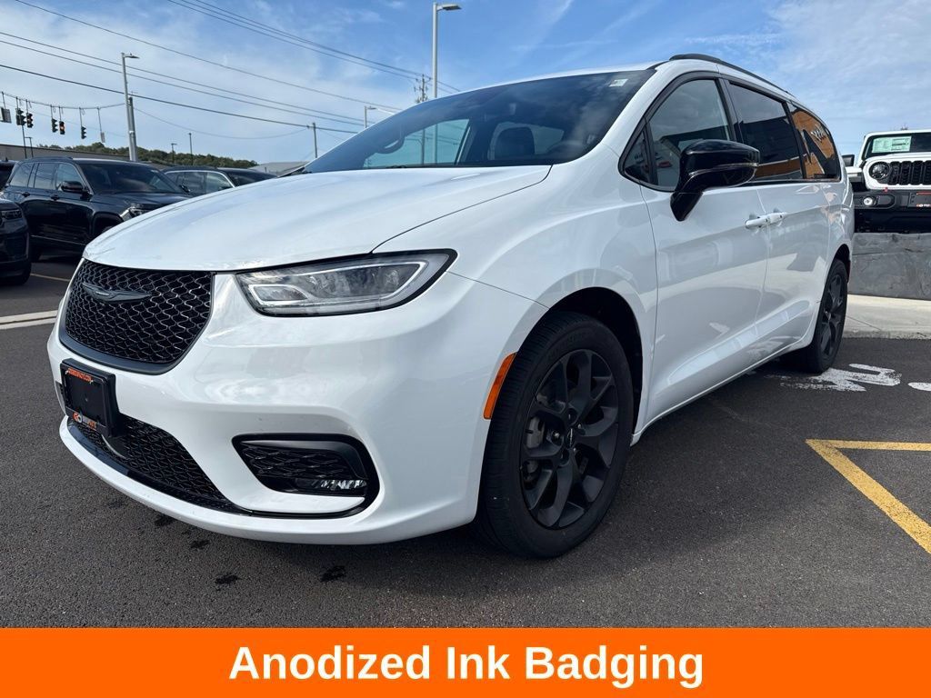 Used 2024 Chrysler Pacifica Touring-L w/ S Appearance Package AWD/4WD image 4